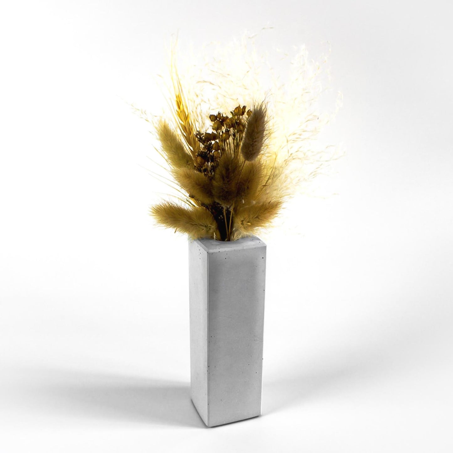 trockenblumen-vase-beton-eckig-mit-blumen-gesamtansicht