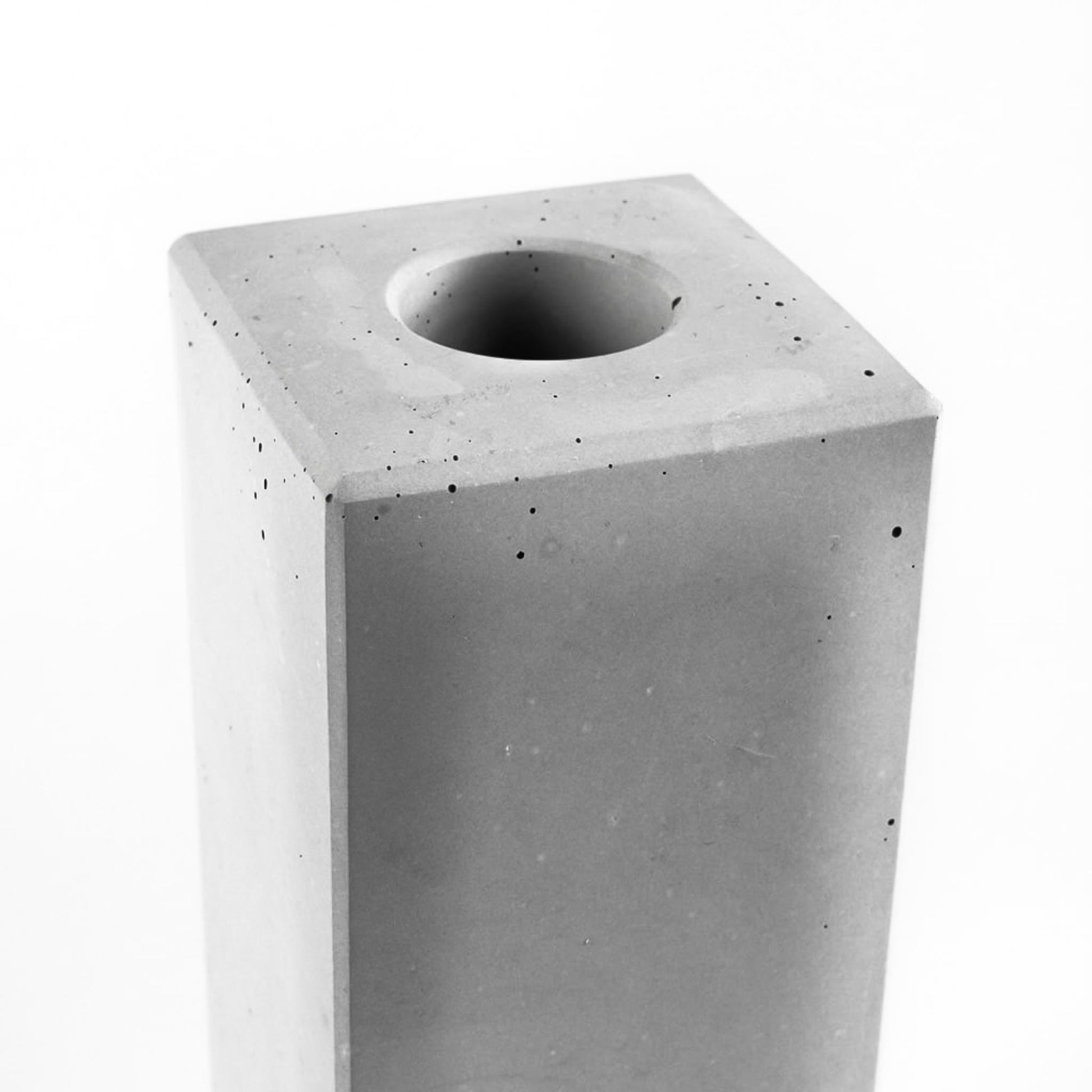 vase-beton-eckig-fuer-trockenblumen-nahaufnahme-oben