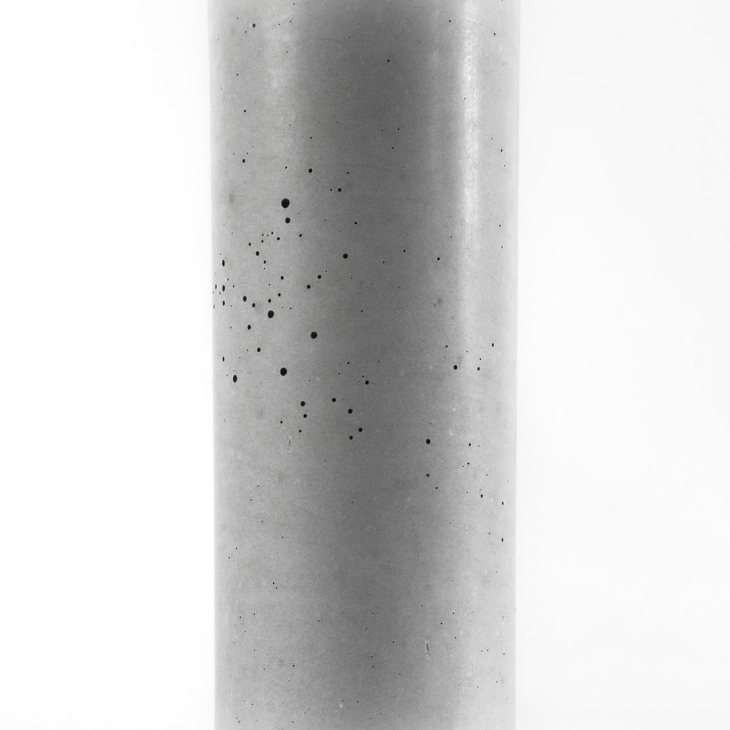 vase-beton-rund-fuer-trockenblumen-nahaufnahme