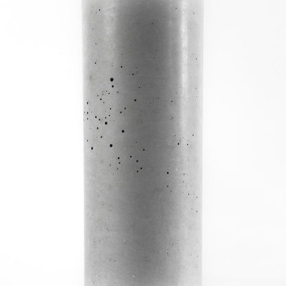 vase-beton-rund-fuer-trockenblumen-nahaufnahme