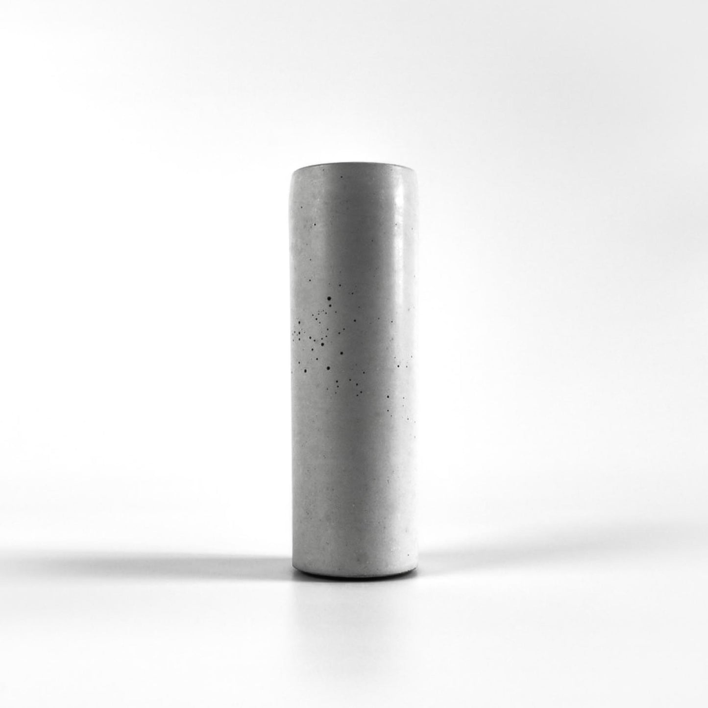 vase-beton-trockenblumen-rund-design