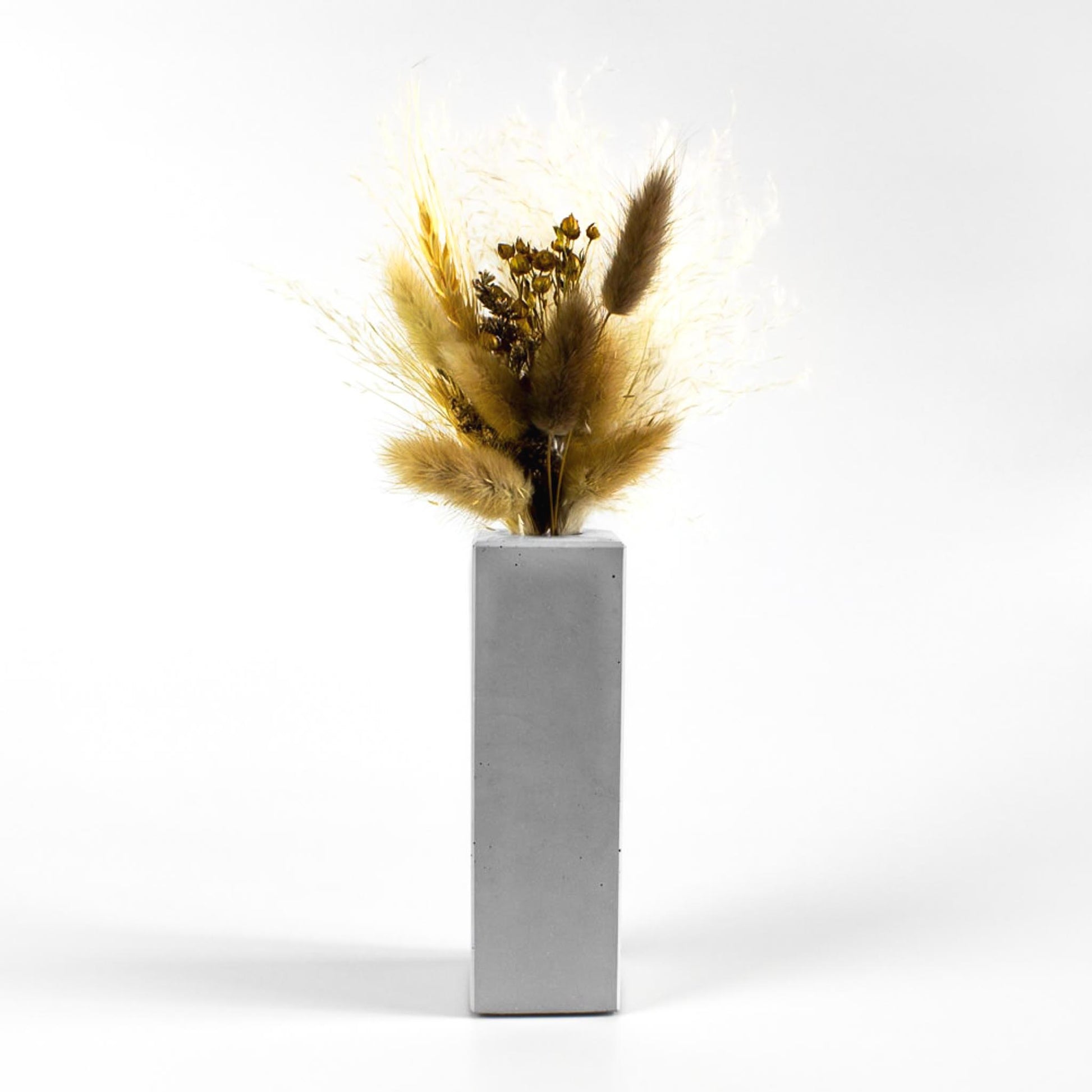 vase-fuer-trockenblumen-beton-eckig-mit-blumen-gesamtansicht-frontal