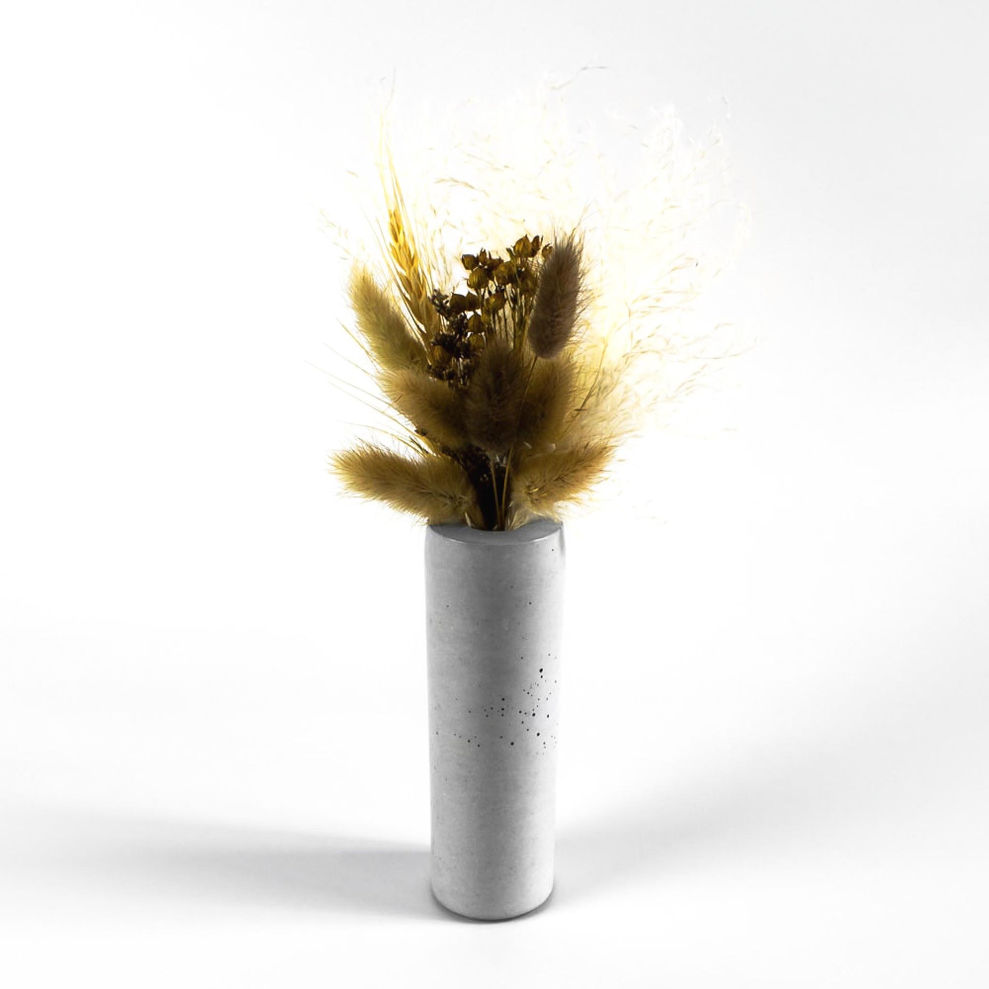 vase-fuer-trockenblumen-beton-rund-mit-blumen