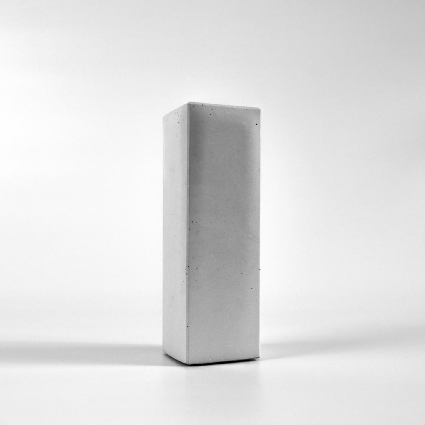 vase-trockenblumen-beton-eckig-seite